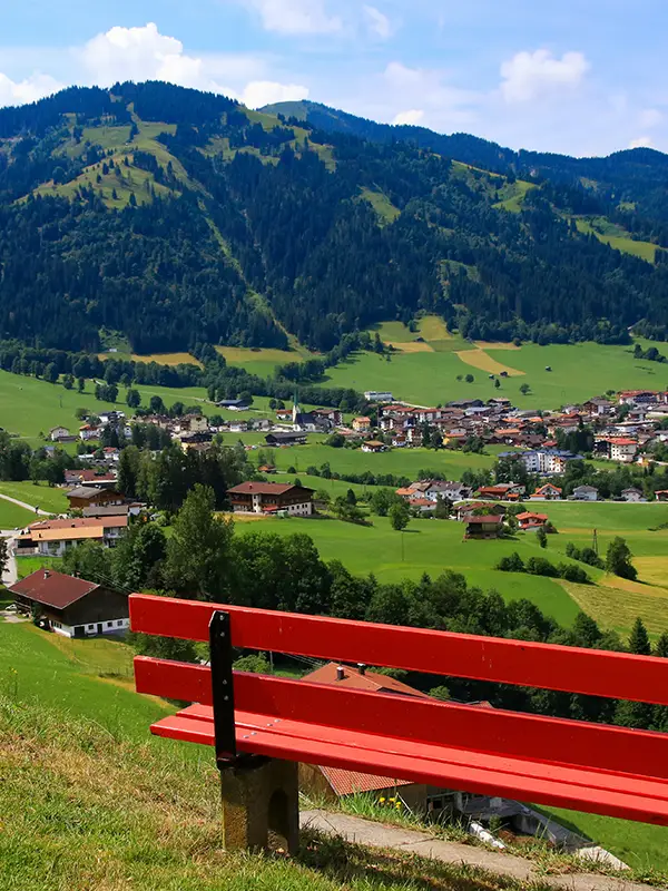 Wildschönau Aussicht mit einen roten Sitzbank