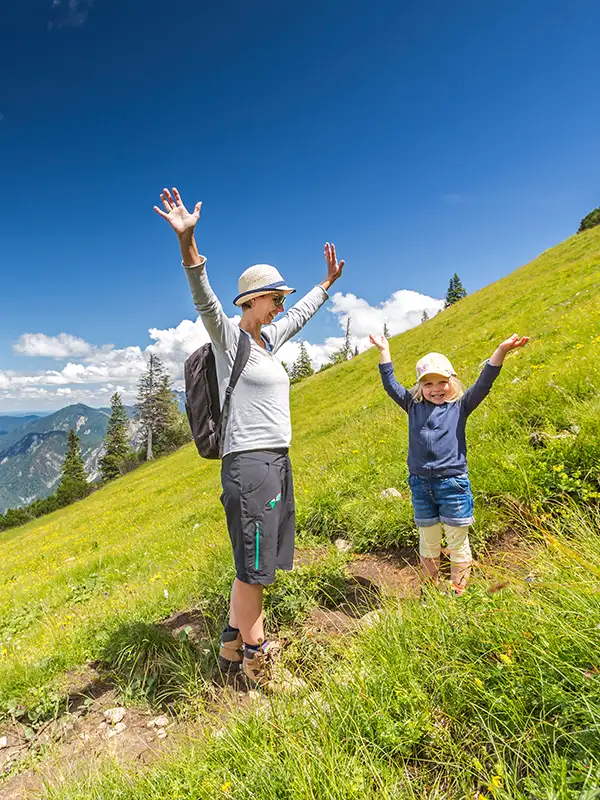Mutter und Kind im Urlaub in den Bergen